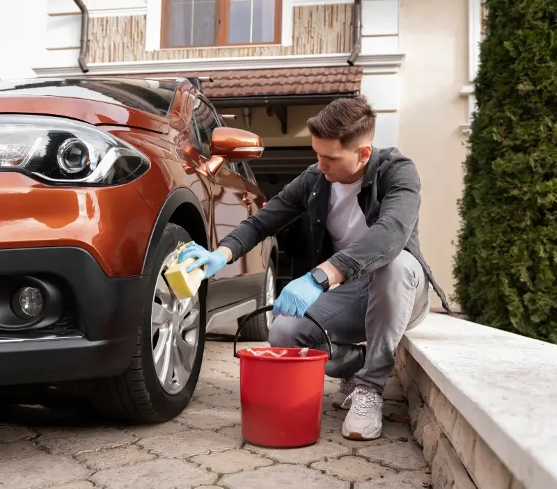 Lavage auto à domicile Saulnières : professionnel intervenant sur un véhicule
